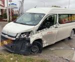 Impacta auto contra dos vehículos