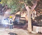 Arden dos autos en Las Américas