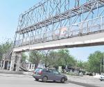 Peligro por puente que se está cayendo