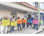 Protestan docentes