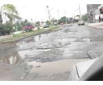 Aguas negras inundan avenida