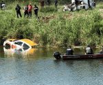 Muere taxista tras caer a canal