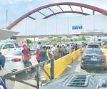 Frenan avalancha de migrantes en puente