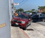 Invade carril y ocasiona carambola