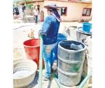 Familias reciben el agua en pipas