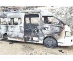 Queman dos camionetas y calcinan a los choferes
