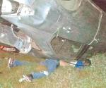 Muere hombre en volcadura