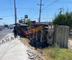 Vuelca tracto camión