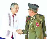 Va gobernador a relevo militar en Victoria