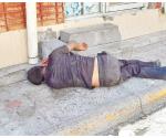 Totalmente ebrio dormía en banqueta de  zona centro