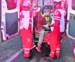 Derrapa al pasar vías del tren