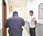 Arrestan a conductor por viajar en contra
