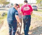 Dormita abuelito a la orilla de las vías