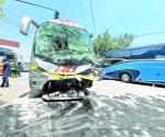 Chocan autobuses por culpa de taxi