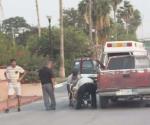 Auxilian a lesionados durante accidente vial