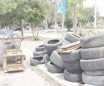 Invaden plaza con llantas inservibles