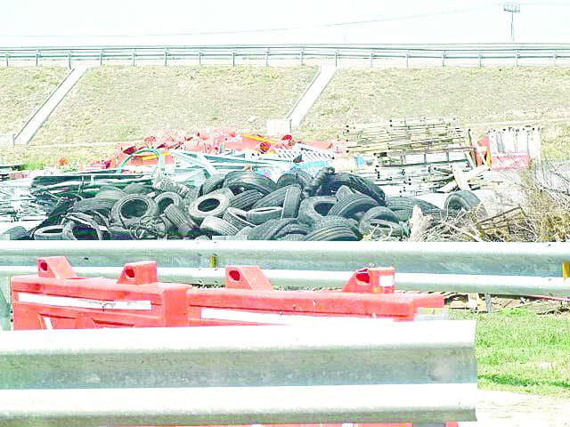 Acumulan neumáticos en oficina de autopista