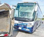 Colisionan en entronque un autobús y camioneta