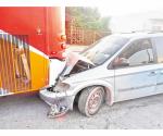 Se mete infractora debajo de autobús