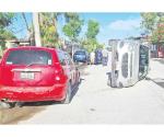 Vuelca por conducir hablando por celular