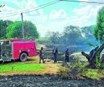 En riesgo una casa por fuerte incendio
