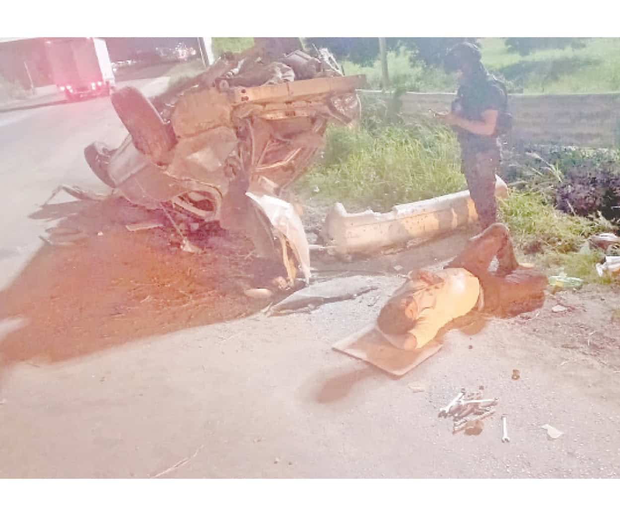 Se impacta contra un barandal y se vuelca