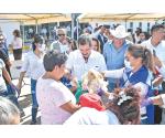Entrega alcalde 30 mil gallinas