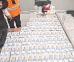 Olvida mujer en AICM bolsa con 53 mil pesos