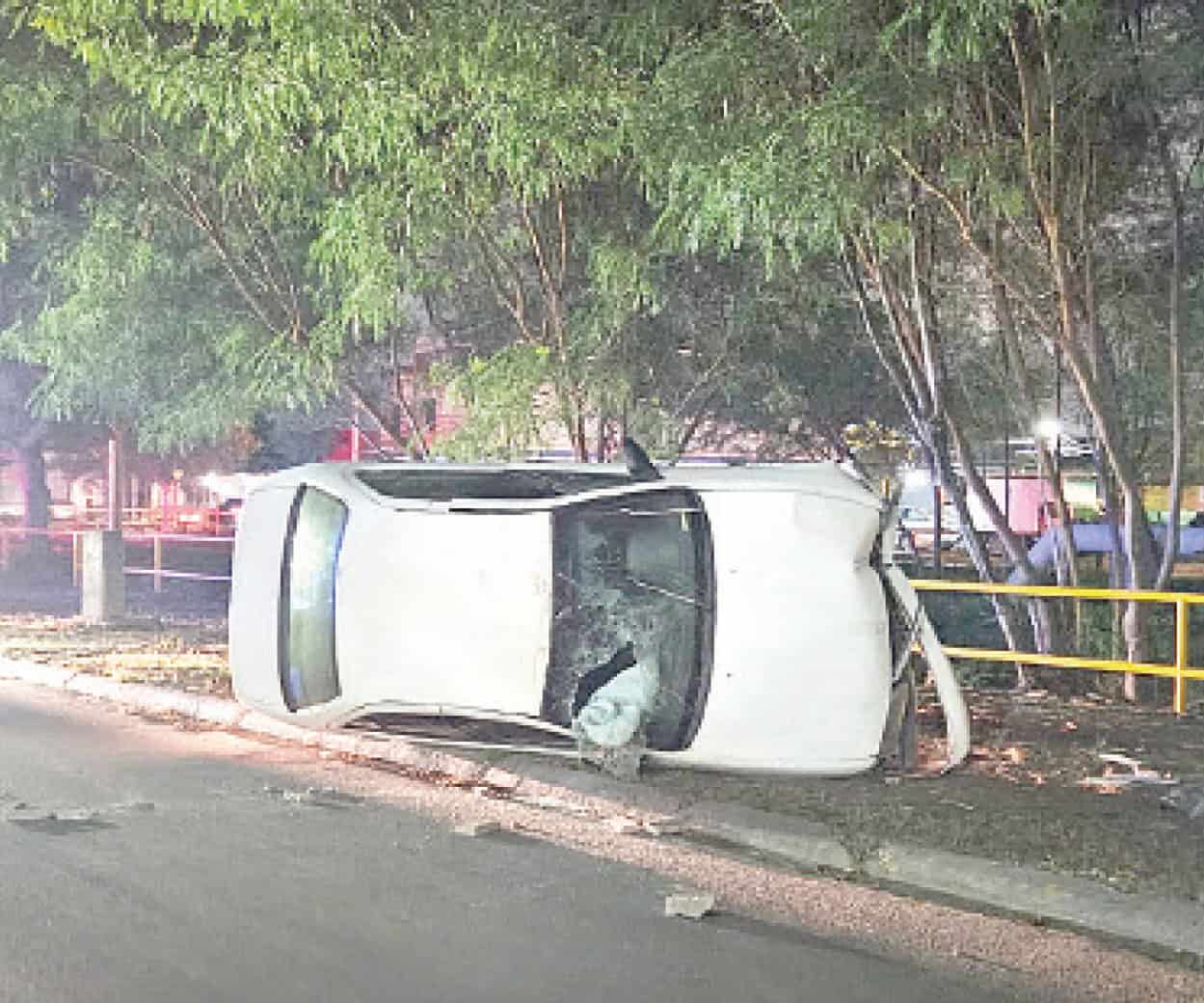 Vuelca tras chocar con muro en la Módulo 2000