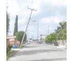 Dobla el viento a poste de luz