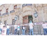 Pegan fichas de búsqueda en Palacio de Gobierno