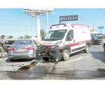 Distraído conductor es chocado por ambulancia
