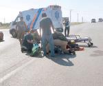 Embiste a un motociclista, le causa severas lesiones