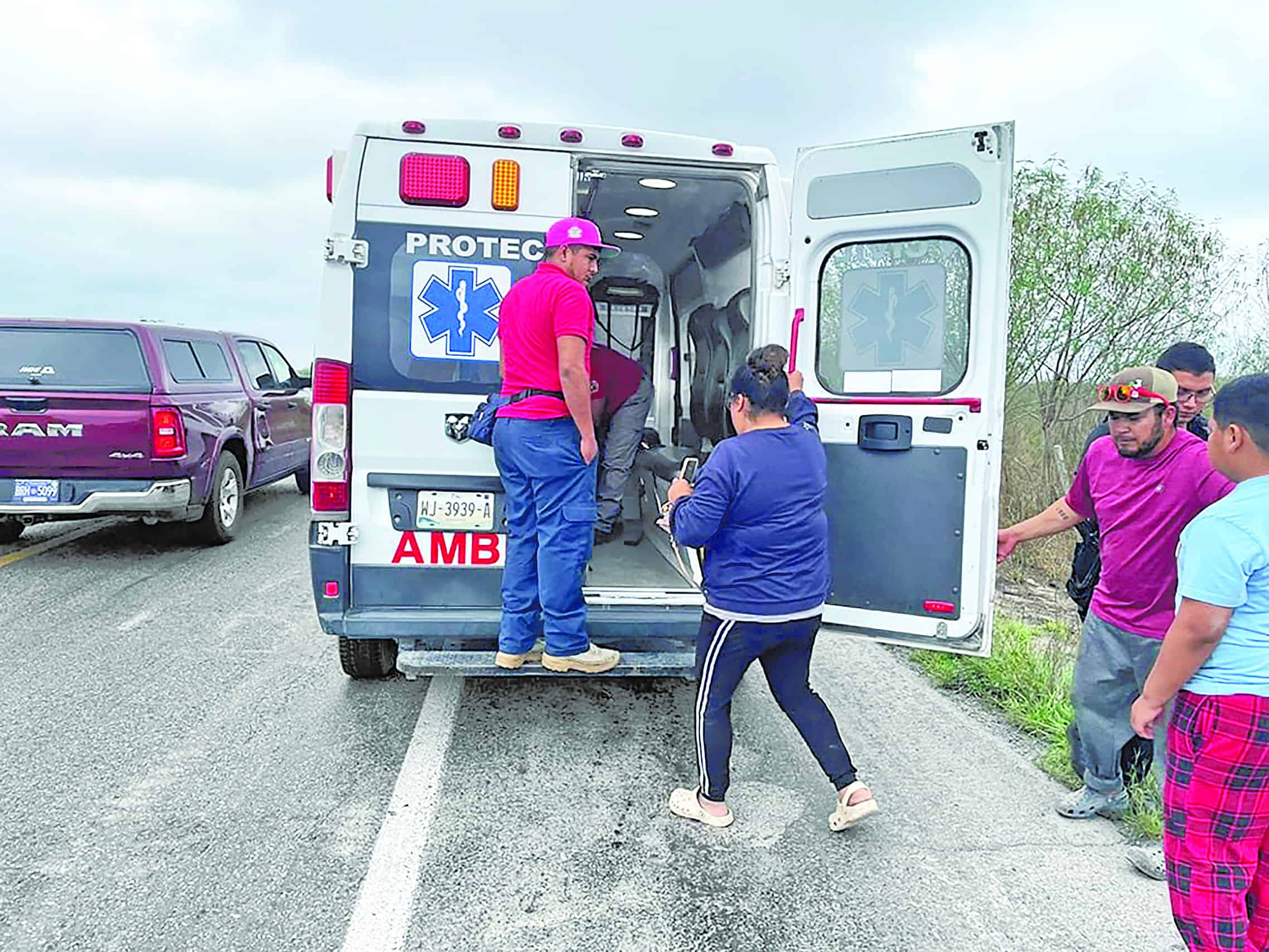 Se desmaya menor en fila de carretera
