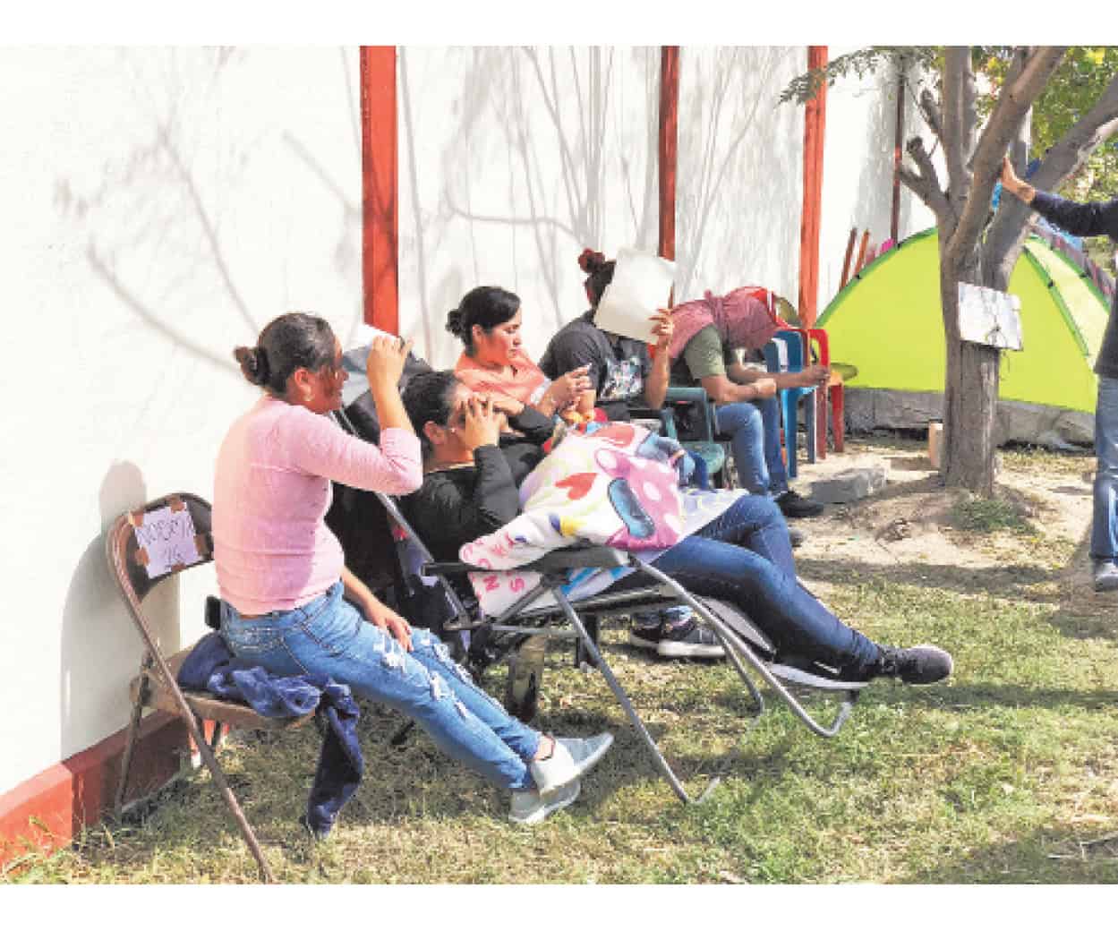 Padres acampan en las escuelas