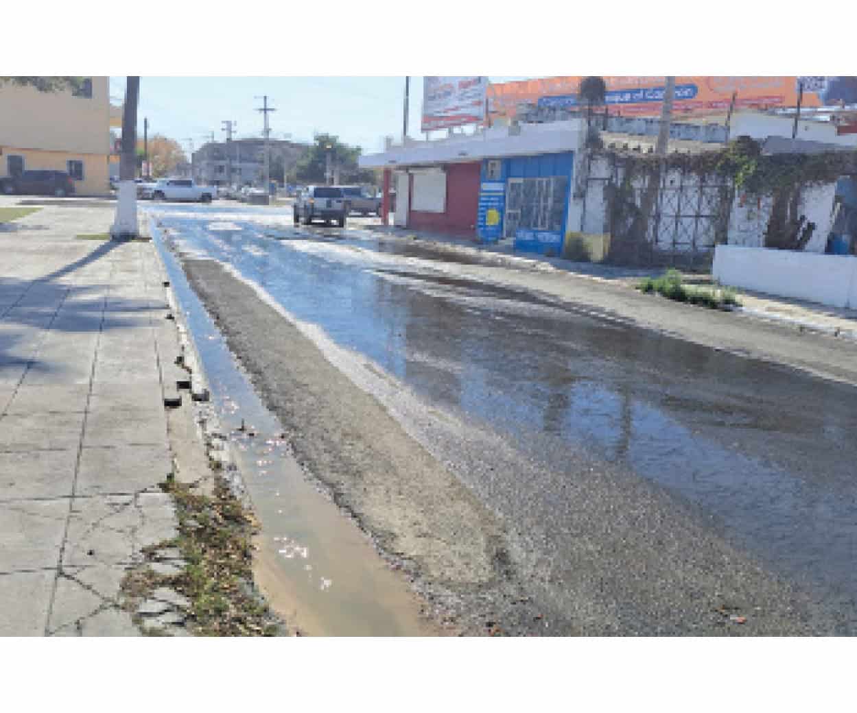 Gran fuga de agua afecta al pavimento