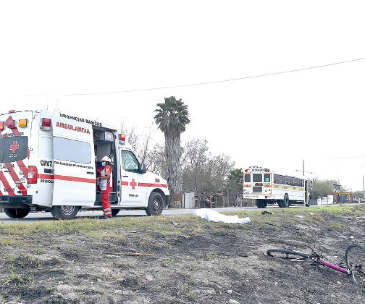 Queda ciclista tendido a orilla de carretera