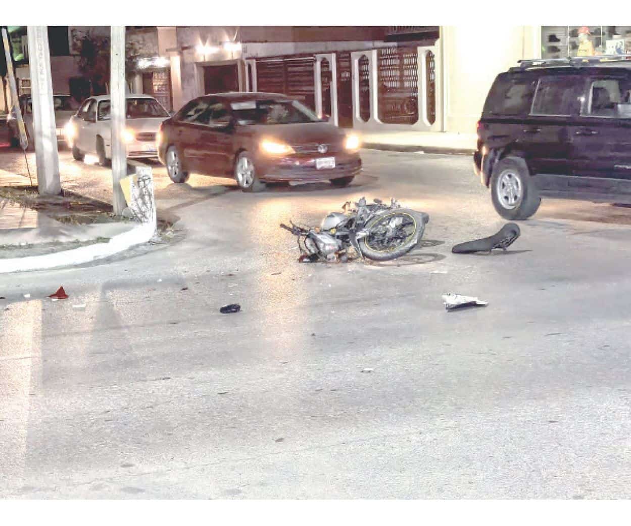 Queda lesionado al chocar su moto