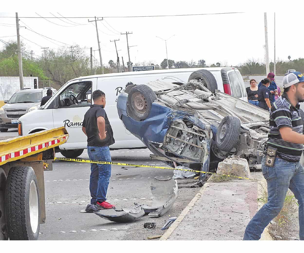 Muere adulto en volcadura