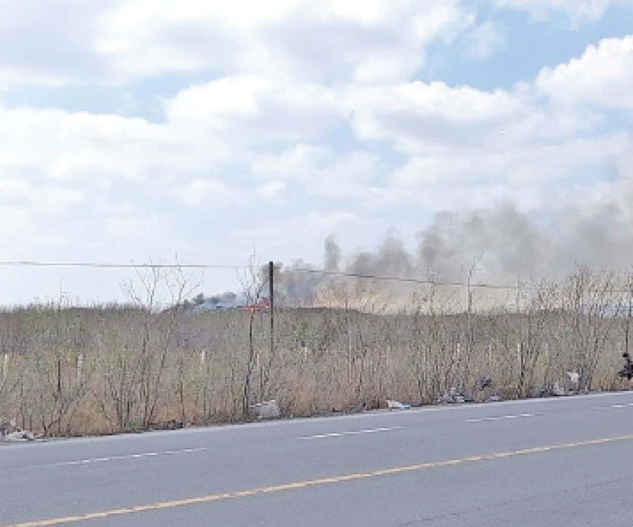 Se incendia basurero y casi  afecta a planta recicladora