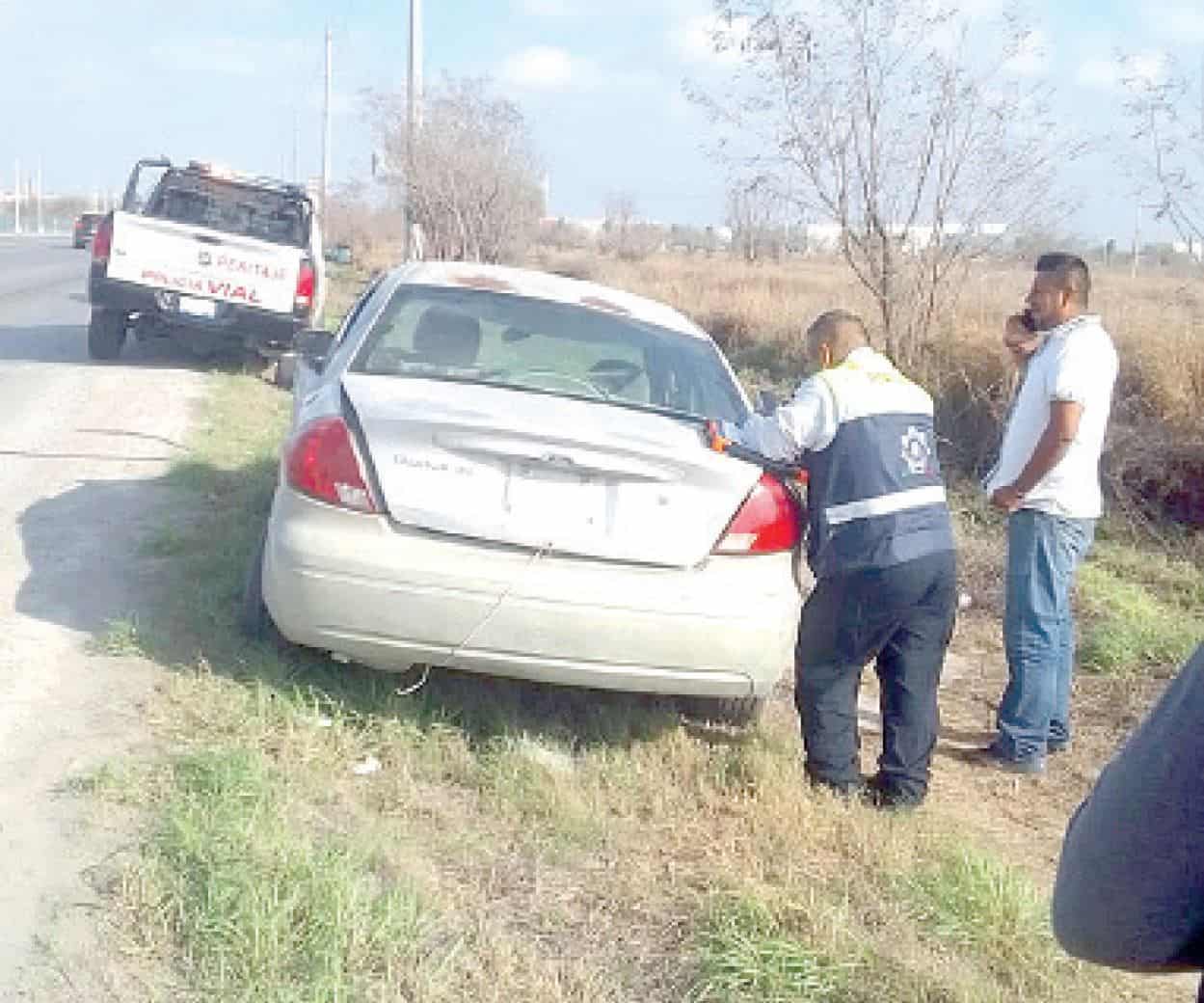 Dejan vehículo abandonado en la Reynosa- San Fernando