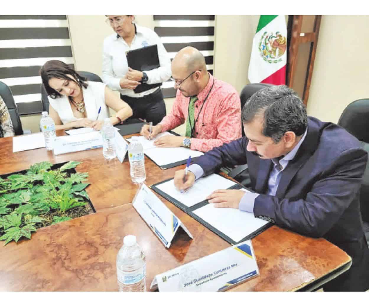 Firman importante convenio escolar alcalde y diputada