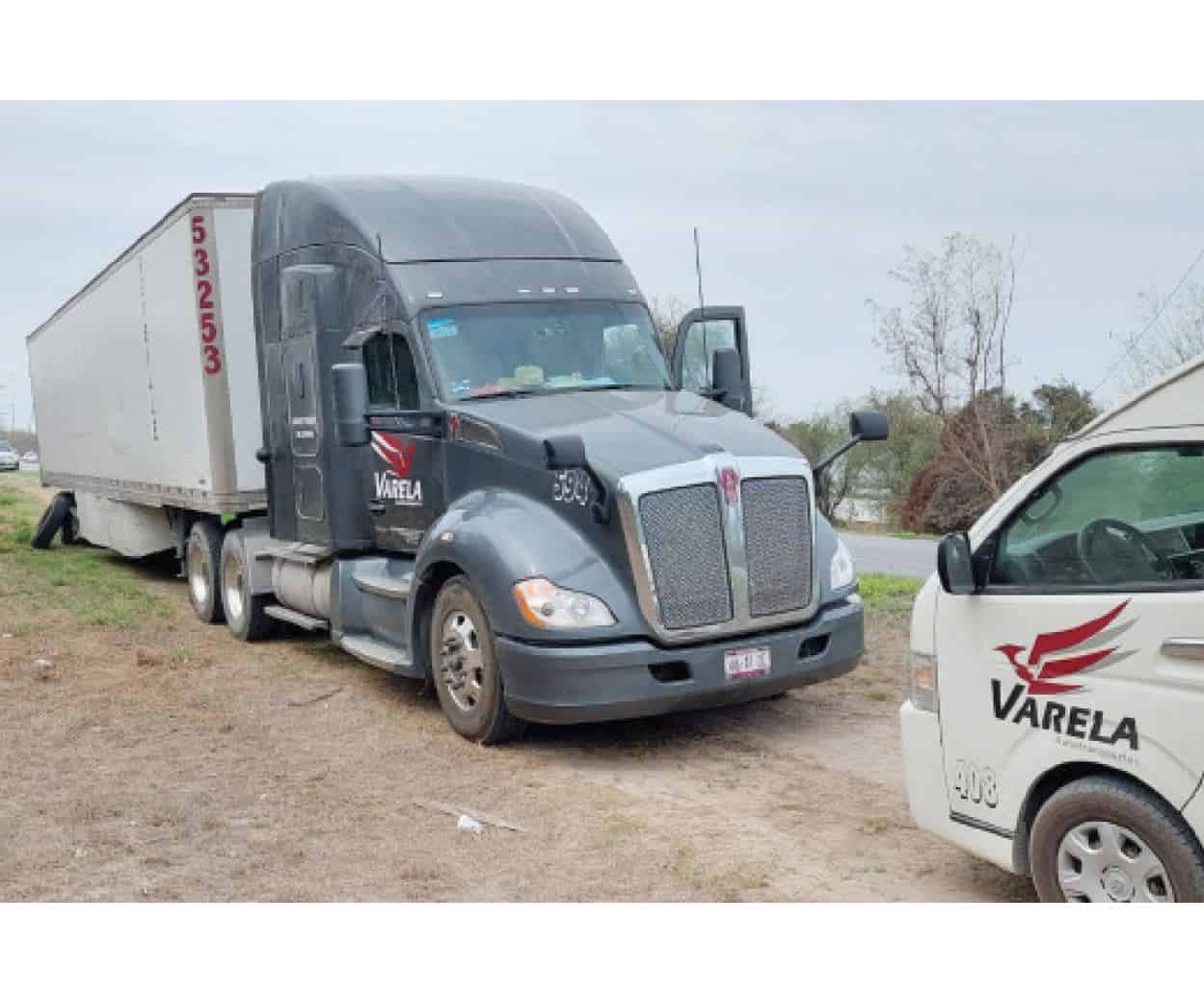 Rebasa en curva y colisiona a tráiler