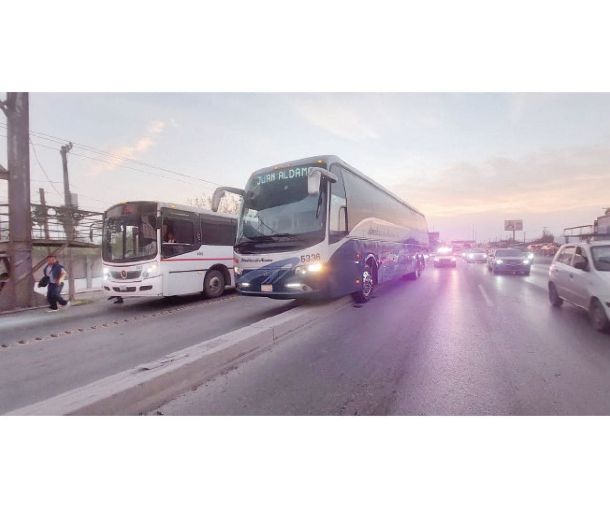 Queda embancado autobús en camellón