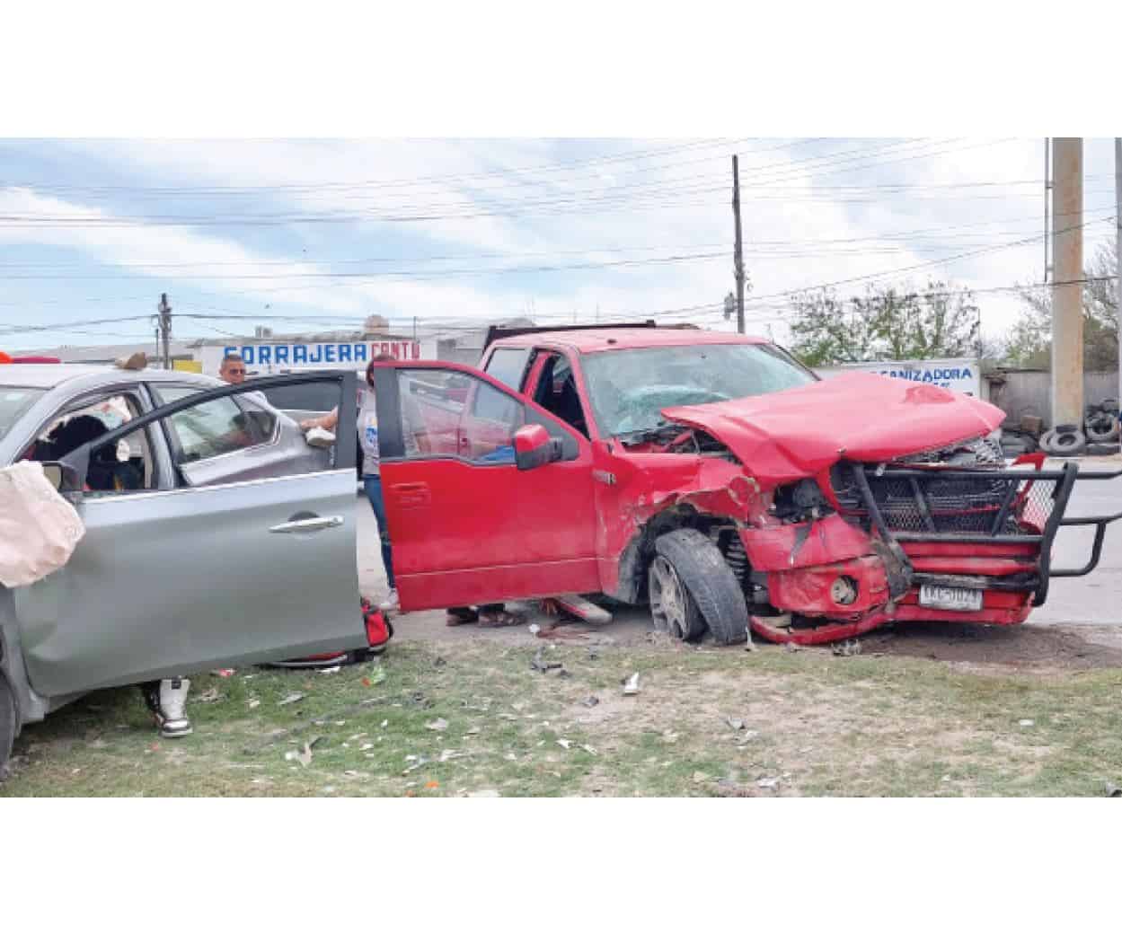 Choque frontal entre camioneta y automóvil