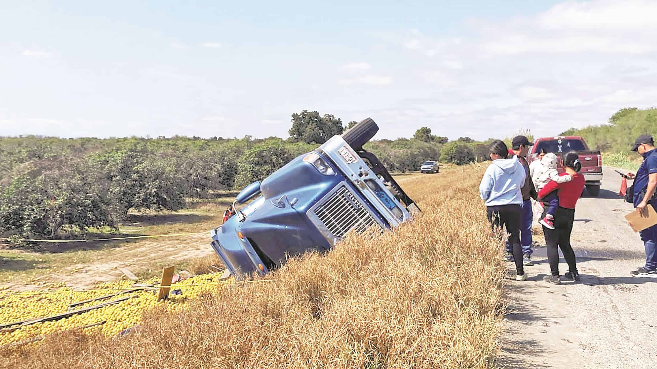 Muere piscador en volcadura