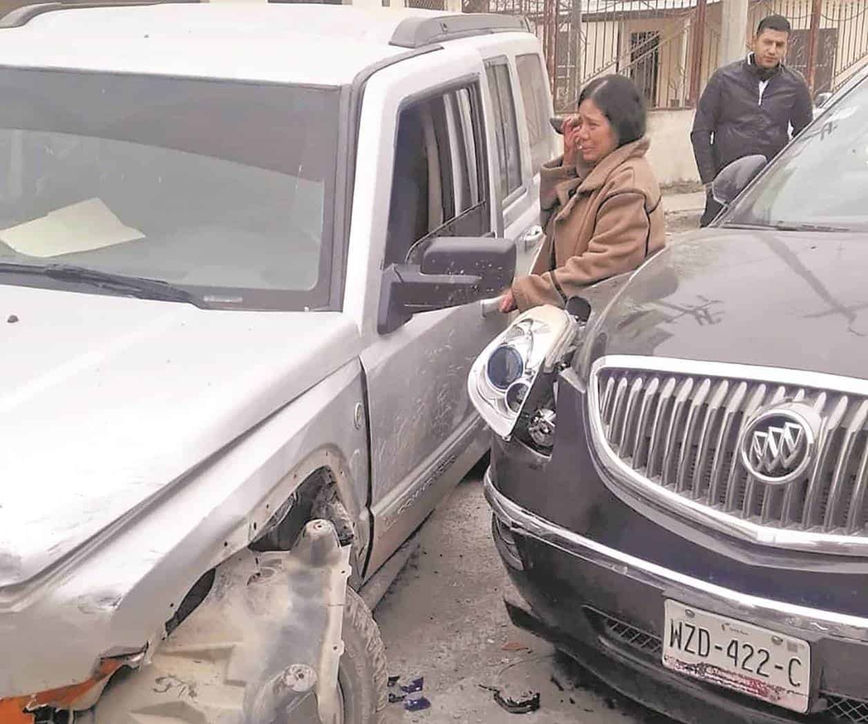 Estrella Jeep contra dos vehículos