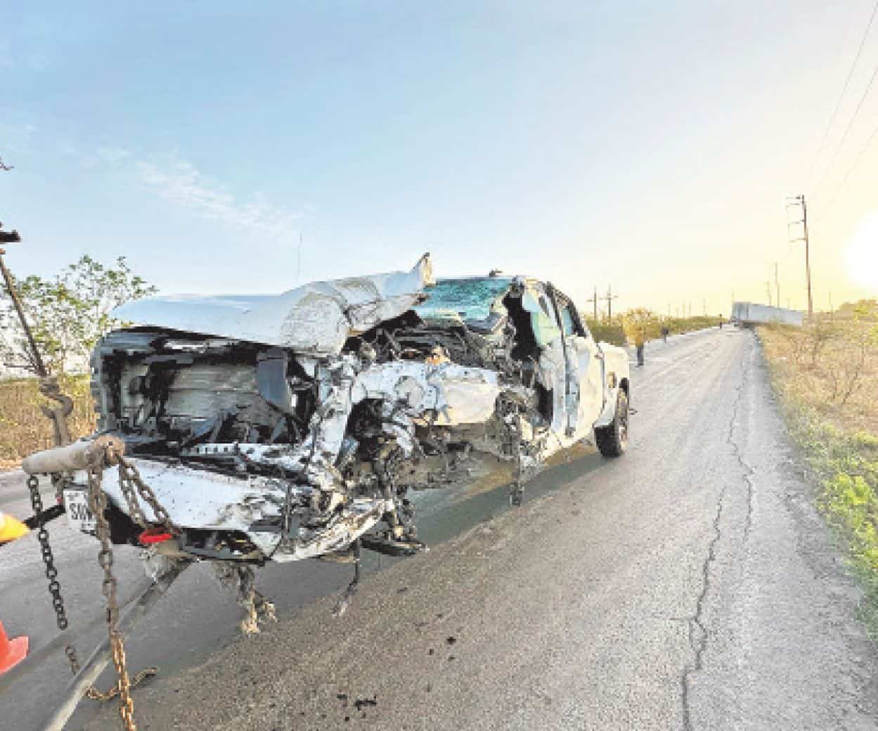 Choca camioneta contra un tráiler