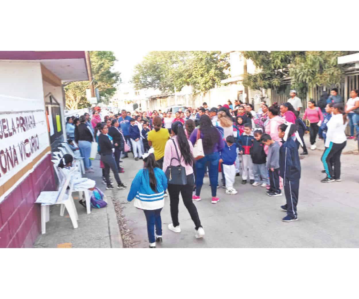 Madres de familia exigen reubicación de alumno especial