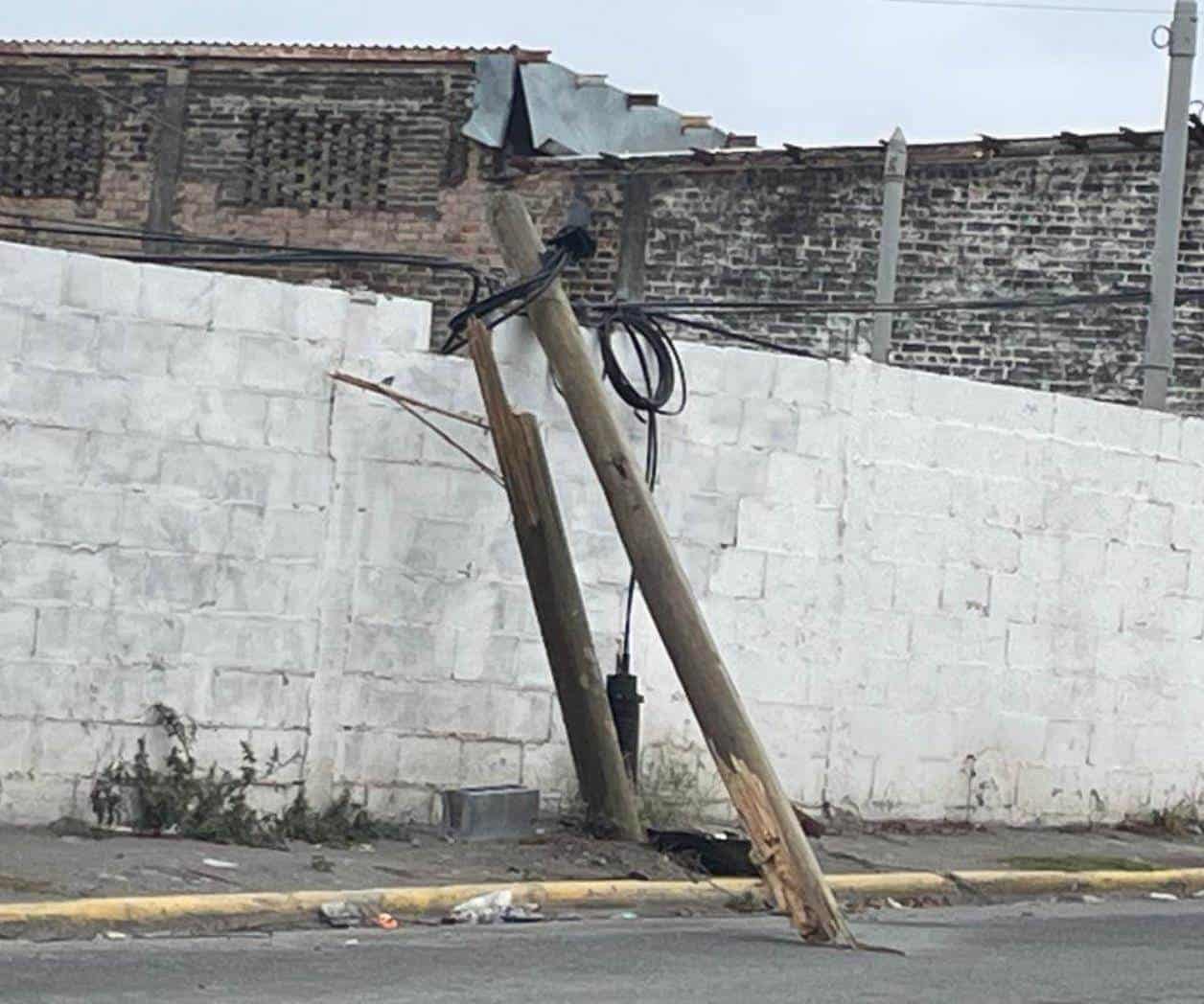 Urgen reemplazar poste de Telmex